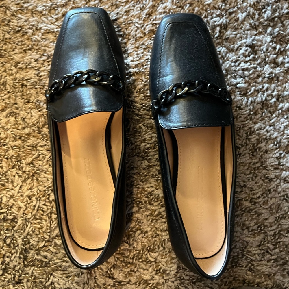 Black loafers with chain design